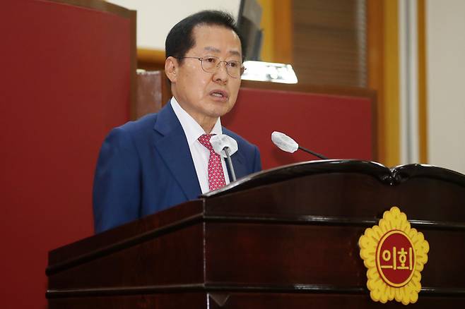 홍준표 대구시장이 22일 오전 대구시의회에서 열린 제308회 임시회에 참석해 박정희 전 대통령 기념사업 지원에 관한 조례 관련 추가경정예산안 제출에 따른 제안설명을 하고 있다.    뉴스1