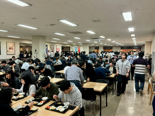22일 서울 영등포구 여의도 전경련회관 지하 구내식당이 직장인들로 붐비고 있다. 강동용 기자