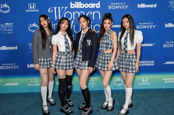 걸그룹 뉴진스가 지난달 6일(현지시간) 미국 로스앤젤레스 유튜브 시어터에서 열린 ‘2024 빌보드 위민 인 뮤직 어워즈’(2024 Billboard Women in Music Awards)에서 K팝 가수 최초로 ‘올해의 그룹상’을 받았다고 소속사 어도어가 8일 밝혔다. 사진은 그룹 뉴진스. 2024.3.8 빌보드 제공