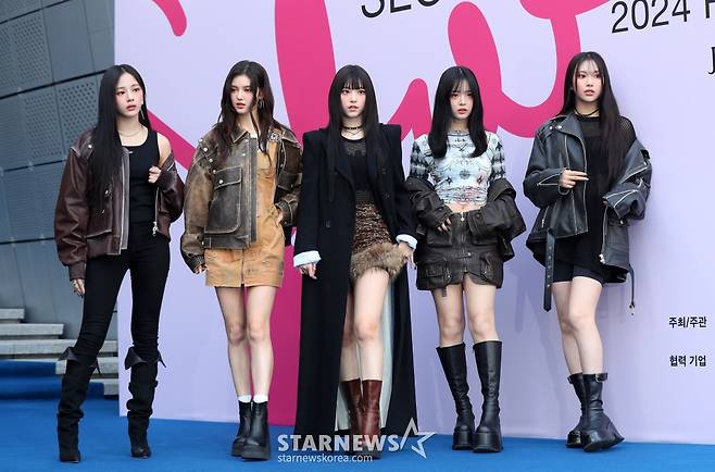 [서울=뉴시스] 김혜진 기자 = 그룹 뉴진스가 1일 오후 서울 중구 동대문디자인플라자(DDP)에서 열린 2024 F/W 서울패션위크(SFW) 오프닝쇼 참석에 앞서 포즈를 취하고 있다. 2024.02.01. jini@newsis.com /사진=김혜진