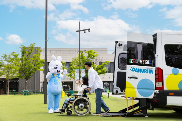 서울시는 다누림 버스·미니밴 및 여행용 보조기기 대여 서비스를 개시했다. 다누림 버스·미니밴은 월 이용 제한 횟수를 없애 연속 사용이 가능해졌다 / 서울시관광재단