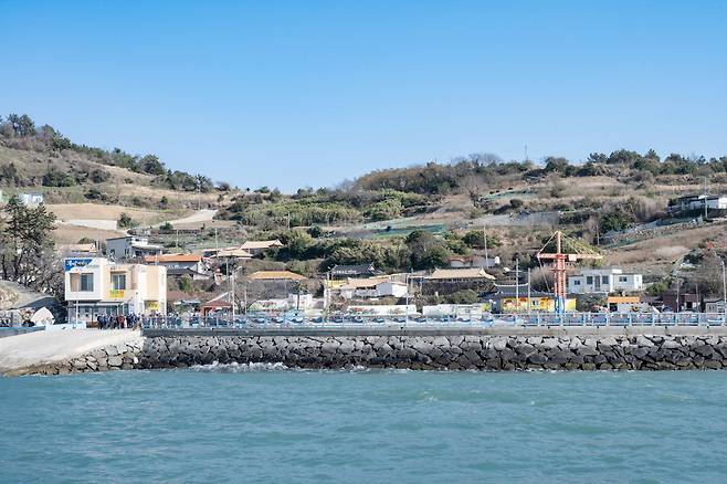 하화도로는 여수항과 화정면 백야도에서 여객선이 다닌다