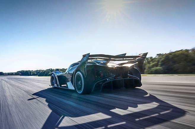 부가티 볼라이드 후면