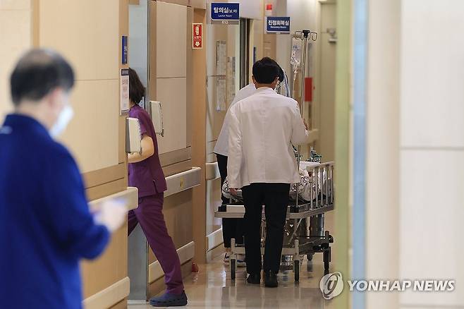 환자 살피는 교수 (서울=연합뉴스) 신현우 기자 = 정부가 의대 증원 원점 재논의·1년 유예는 국민 눈높이에 맞지 않다며 의료개혁을 계속 추진하겠다고 밝힌 22일 서울 시내 한 대학병원에서 교수가 환자를 살피고 있다. 2024.4.22 nowwego@yna.co.kr