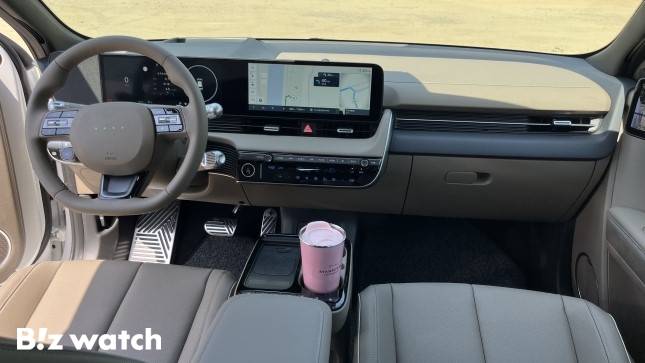 더 뉴 아이오닉5 1열. 디스플레이에는 차세대 인포테인먼트 시스템인 ccNC(connected car Navigation Cockpit)가 탑재됐다./사진=정민주기자