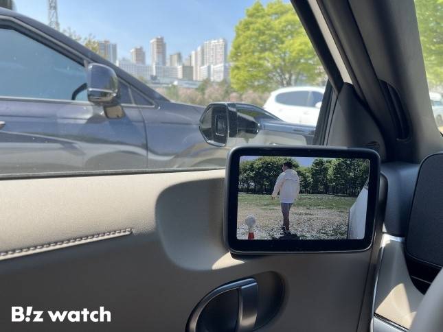 더 뉴 아이오닉5에는 디지털 사이드 미러가 적용됐다. 차선 변경 시에는 뒤차와의 거리를 주황색과 빨간색으로 표시해주며, 주차 시에는 주변 장애물들을 인식한다./사진=정민주기자