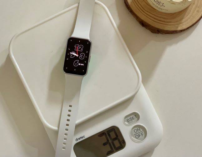 갤럭시핏3 무게는 스트랩 포함 38g 정도다./사진=백유진 기자 byj@