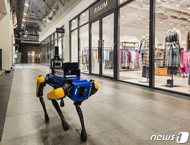 4족 보행 로봇 '스팟(spot)'.(현대백화점 제공) 2024.2.27/뉴스1