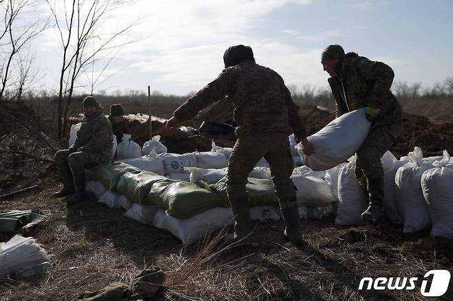 17일(현지시간) 우크라이나 동부 최전선 도시 아우디이이우카 인근 지역에서 우크라이나군 병사들이 진지를 구축하고 있다. 2024.02.17/ ⓒ AFP=뉴스1 ⓒ News1 박재하 기자