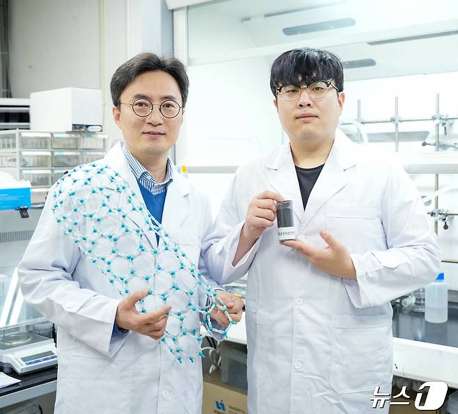 질소도핑 단일벽 탄소나노튜브 모형을 들고 있는 한국전기연구원 한중탁 박사(왼쪽)와 복합음극재를 들고 있는 KERI 이도근 학생연구원.(전기연 제공)