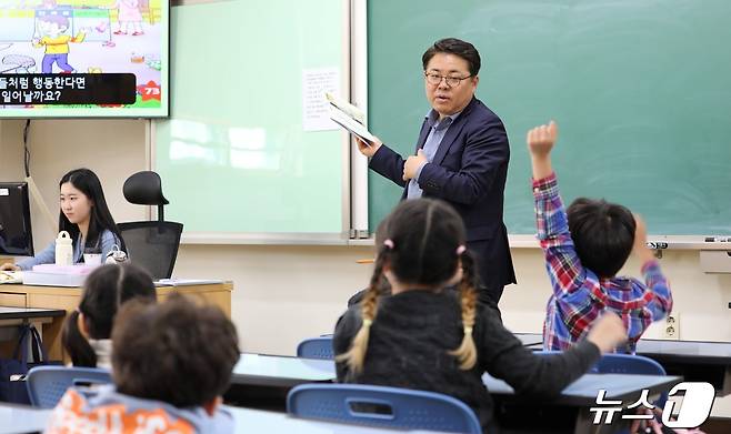 김동구 청장이 23일 용인둔전초등학교에서 학생들에게 환경을 지키는 방법을 설명하고 있다.(한강청 제공)