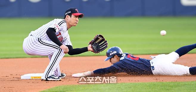 롯데 황성빈(오른쪽)이 18일 잠실구장에서 열린 2024 KBO리그 LG 트윈스와 경기 3회초 1사 1루 상황에서 LG 유격수 오지환의 태그에 앞서 2루 도루에 성공하고 있다. 잠실 | 박진업 기자 upandup@sportsseoul.com