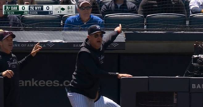 애런 분 뉴욕 양키스 감독이 1회초 퇴장 선언을 받자 깜짝 놀라 더그아웃 위쪽을 가리키고 있다. 심판진에 욕설을 한 사람이  자신이 아니라 관중석 맨앞에 앉아있는 남성 팬이라는 것이다. 사진=MLB.TV 캡처