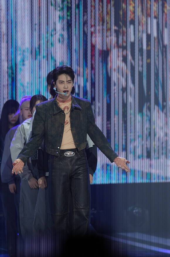 'NEW QUEST: JUNGLE'은 이진혁이 약 1년 8개월 만에 발매하는 앨범이자 6년 차 솔로 아티스트 이진혁의 새로운 챕터를 알리는 작품이다. /빌엔터