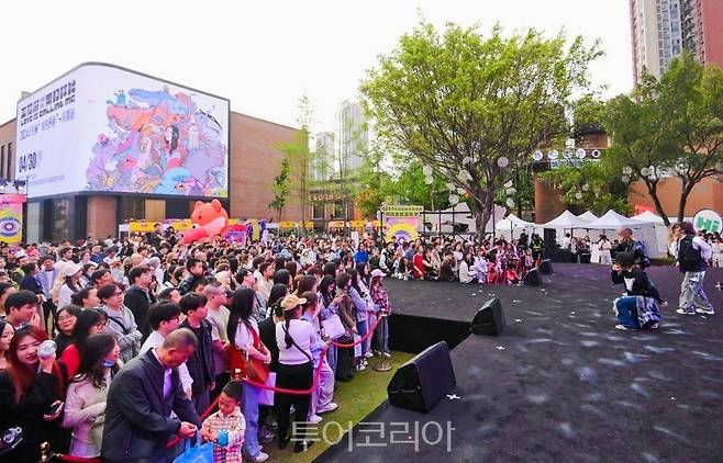 중국 소비자들이 공사가 개최한 '청두 K-pop 한류팬 페스티벌'의 무대공연을 관람하며 한국에 대한 큰 관심을 보였다./사진-한국관광공사