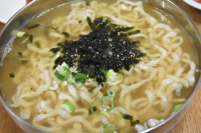 김가루 고명이 뿌려진 칼국수 [이미지출처=픽사베이]
