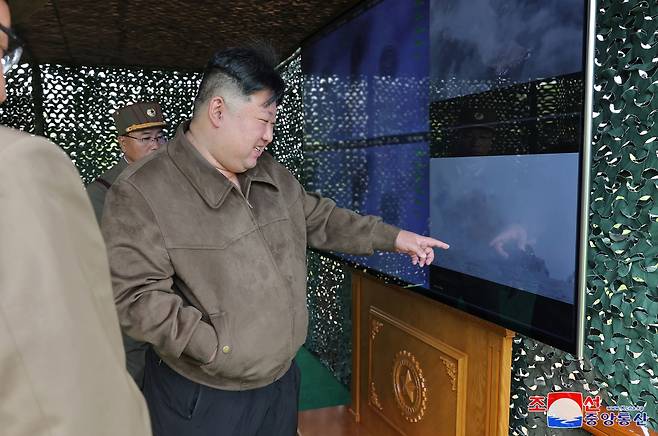 북한이 김정은 국무위원장 지도하에 초대형방사포를 동원한 핵반격가상종합전술훈련을 실시했다고 23일 밝혔다. /조선중앙통신 연합뉴스