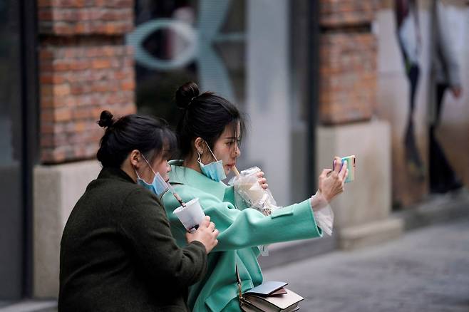 중국 후베이성에서 시민들이 버블티를 마시는 모습. /로이터 뉴스1