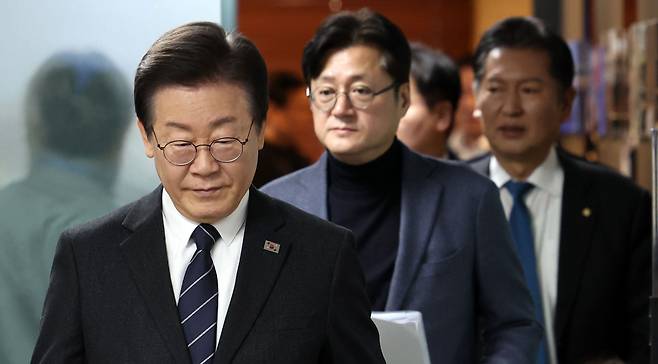 이재명 더불어민주당 대표와 홍익표 원내대표가 23일 오전 서울 영등포구 중앙당사에서 열린 최고위원회의에 참석하고 있다. 2024.02.23. /뉴시스