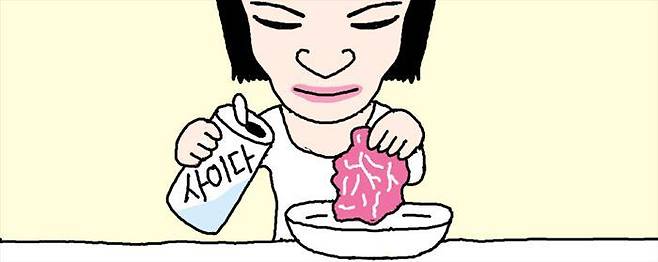 고기 핏물을 빨리 제거하려면 사이다 한 숟가락을 넣은 물에 10분 정도 담가 두자.