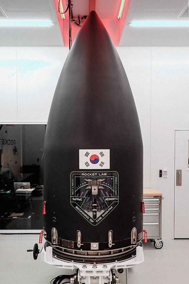 국내 최초의 양산형 초소형 군집위성 1호가 24일 오전 로켓랩의 발사체 일렉트론에 실려 우주로 향한다./로켓랩