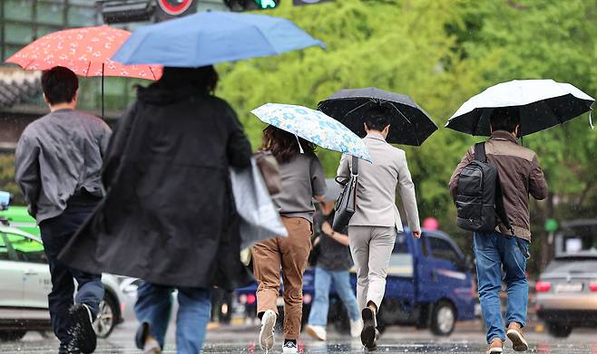 수요일인 오는 24일은 전국이 대체로 흐린 가운데 대부분 지역에 비가 오겠다. 싸락우박이 떨어지는 곳도 있겠다. 사진은 비가 내린 지난 15일 서울 종로구 광화문광장에서 우산을 쓴 시민들이 이동하는 모습. /뉴스1