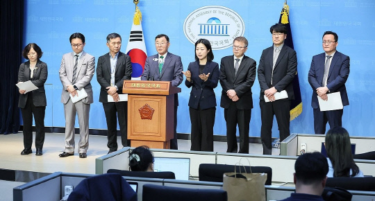 지난 22일 국회 소통관에서 김상균 연금개혁 공론화위원장이 시민대표단 설문조사 결과를 브리핑하고 있다. 연합뉴스