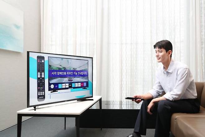 삼성전자 모델이 삼성스토어 대치점에서 '시각·청각 장애인용 TV 보급사업' 공급 모델인 '40형 풀HD 스마트 TV'를 소개하는 있다.ⓒ삼성전자