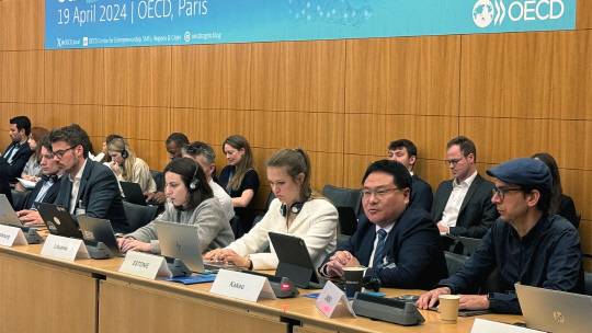 지난 19일 열린 OECD D4SME 회의에서 박윤석(오른쪽 두 번째) 카카오 동반성장 성과리더가 발언하고 있다. 카카오 제공