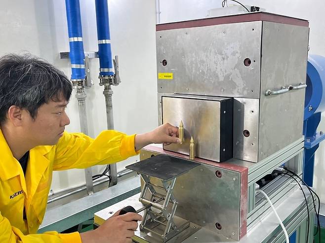 원자력연 연구진이 중성자 영상검사 테스트를 위해 장치를 조작하고 있다.