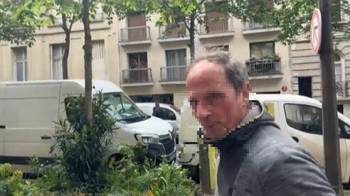 17일(현지시각) 프랑스 파리에서 길을 걷던 무슬림 여성에게 침을 뱉는 남성의 모습. 인스타그램 갈무리
