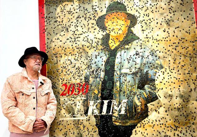 김창일 작가가 "2030년 타임지 커버스토리 주인공이 되고 싶은 꿈을 꾸고 있다"며 자신이 그린 타임지 표지 모델(자화상) 앞에서 포즈를 취하고 있다. 천안=윤형권 기자