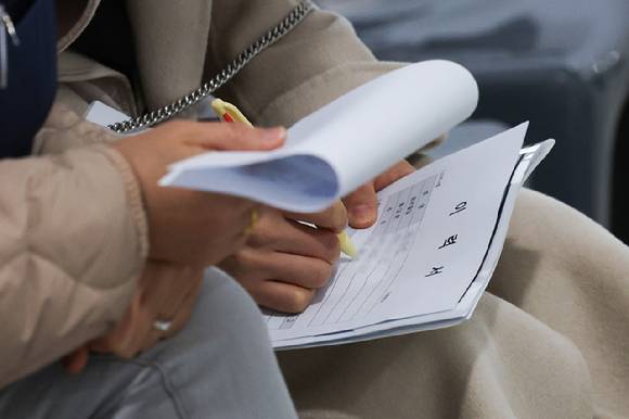 공항일자리 채용의 날 행사에서 한 구직자가 이력서를 작성하고 있다. 2024.03.21. [사진=뉴시스]