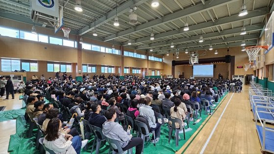 지난 20일 경기도 성남시 정자동 한 중학교 체육관에서 열린 '정자일로 통합재건축 설명회'에 지역 주민 900여 명이 참석해 설명을 듣고 있다. 사진 정자일로 통합재건축 추진위원회 제공