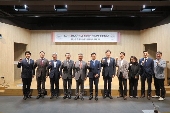'한국엔지니어링협회 이해경 회장(왼쪽 다섯 번째)과 SCL KOREA 박기정 회장(왼쪽 여섯 번째) 및 주요 관계자들이 공동 세미나 개최 후 함께 기념촬영을 하고 있다.'