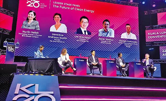 이우현 OCI홀딩스 회장(앞줄 가운데)이 지난 22일 말레이시아 쿠알라룸푸르에서 열린 ‘KL20 서밋 2024’에서 발언하고 있다.     OCI홀딩스 제공