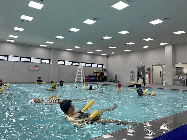 아산스파비스에서 진행되고 있는 수중 재활 운동 프로그램. 충남 아신시 제공