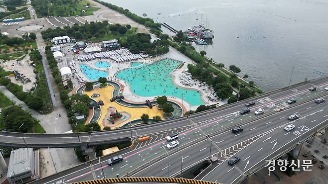지난해 8월 서울 광진구 뚝섬한강공원 수영장을 찾은 시민들이 물놀이를 하고 있다. 권도현 기자