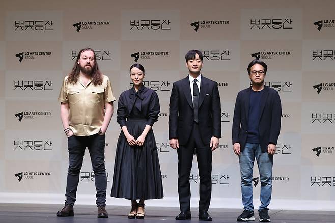 23일 강서구 LG아트센터 서울에서 ‘벚꽃동산’ 제작발표회가 열렸다. 왼쪽부터 연출 사이먼 스톤, 배우 전도연, 박해수, 손상규. 연합뉴스