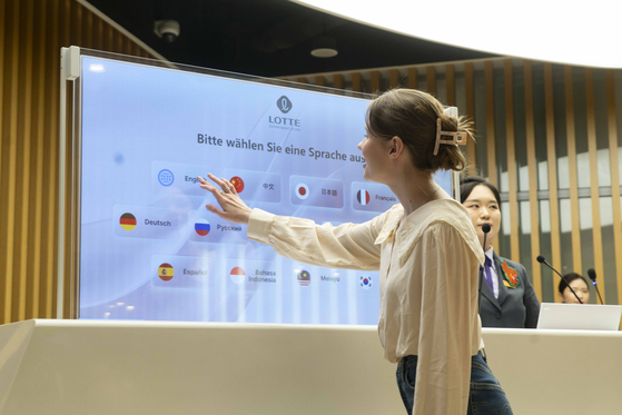 A foreigner utilizes SK Telecom's real-time translation service ″TransTalker″ at Lotte Avenuel in southern Seoul. [SK TELECOM]