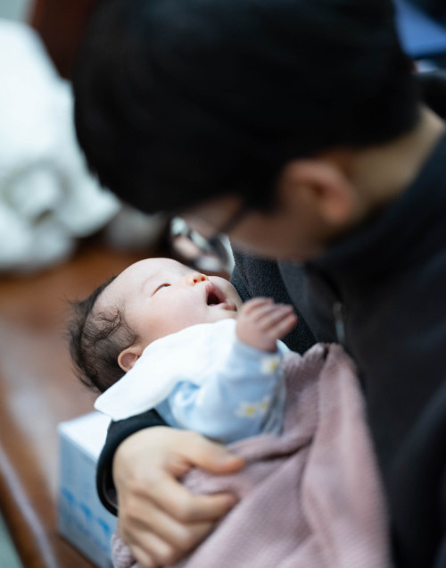 한 아기가 지난 14일 제주 탐라교회에서 아빠 품에 안겨 있다. 예장합동총회 제공