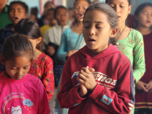발딸센터 아이들이 센터 교육관에서 기도하는 모습.