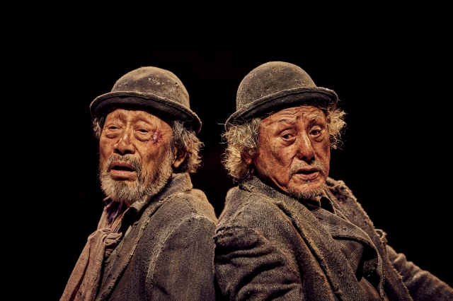 박근형(오른쪽)과 신구가 주역을 맡은  연극 ‘고도를 기다리며’의 한 장면.     파크컴퍼니
