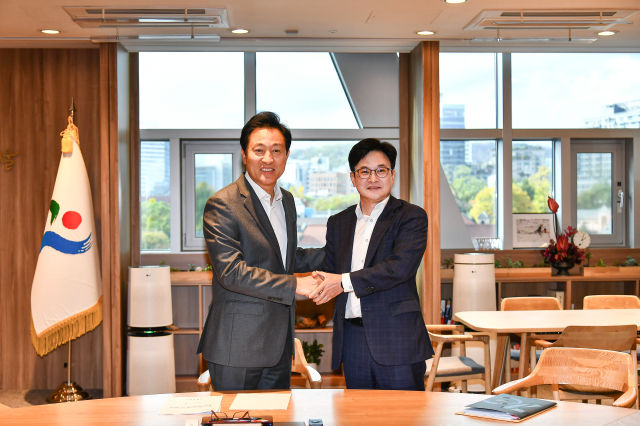 지난해 11월 6일 김병수 김포시장(오른쪽)이 오세훈 서울시장과 공식 만남을 갖고 공동연구반을 구성하기로 합의했다./사진제공=김포시