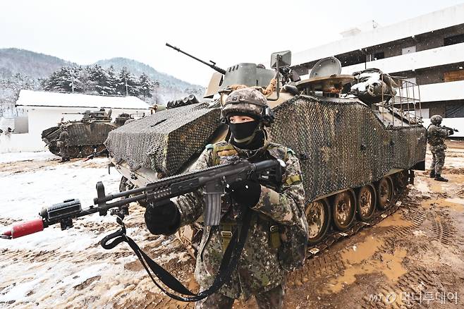 육군의 부사관 모집률이 매년 하락세를 보이면서 군 안팎에서 우려의 목소리가 나온다. 사진은 육군이 지난달 28일 강원도 인제 육군과학화전투훈련단에서 미국 해병대와 과학화전투훈련(KCTC)을 실시하고 있는 모습. / 사진=뉴스1