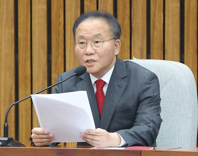 윤재옥 국민의힘 원내대표·당대표 권한대행이 23일 더불어민주당의 전 국민 1인당 25만원 민생회복지원금 공약을 포퓰리즘 정책이라며 비판했다. 사진은 윤 원내대표가 23일 서울 여의도 국회에서 열린 원내대책회의에서 발언하는 모습. /사진=뉴스1