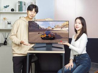 LG디스플레이 모델이 31.5인치 게이밍 OLED 패널을 소개하고 있다. [LG디스플레이 제공]