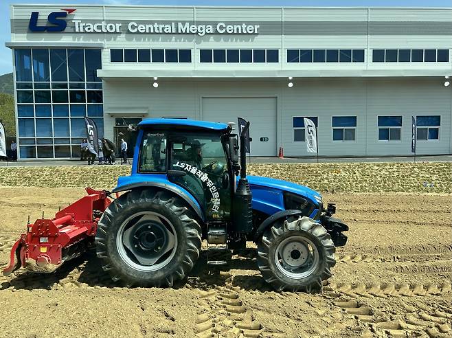 LS 자율작업 트랙터가 19일 전북 완주군 센트럴메가센터에서 땅 고르기 작업을 하고 있는 모습 [김은희 기자]