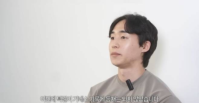 [서울=뉴시스]유튜브 채널 '어마무시 오요한'은 지난 19일 '24시간 턱걸이 기네스, 실패했습니다'라는 제목의 영상을 올렸다. (사진=어마무시 오요한 채널 캡처) 2024.04.22. photo@newsis.com *재판매 및 DB 금지