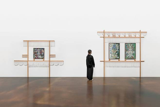 양혜규 〈흔들 콧노래 넋가위 – 황홀망恍惚網 #228〉, 2024 〈녹음 농담濃淡 샘 넋터 – 황홀망恍惚網 #233〉, 2024 〈아롱 무지개 해왕 승천 넋터 – 황홀망恍惚網 #224〉, 2023 (왼쪽부터) Courtesy of the artist and Kukje Gallery 사진: 안천호 양혜규 〈황홀망〉 설치 전경, 국제갤러리, 서울, 2024 이미지 제공: 국제갤러리 *재판매 및 DB 금지